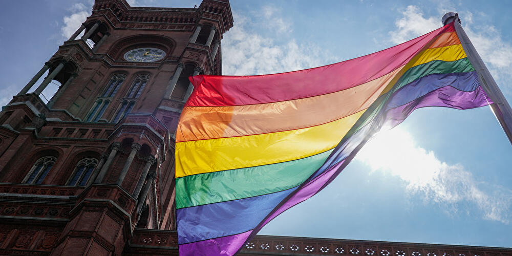 Regenbogenflagge vor dem Rotem Rathaus (2)