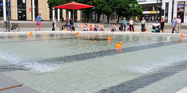 Wasserbecken vor dem Victor-Klemperer-Platz