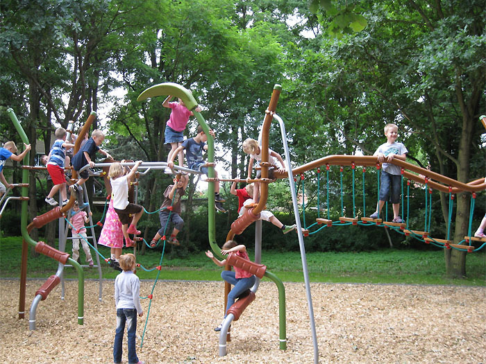 Kinder auf dem Spielplatz Garziner Platz 