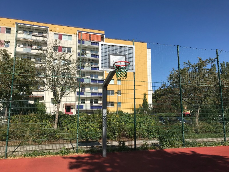 Basketballkorb auf dem Fußballplatz Rabensteiner Straße 10