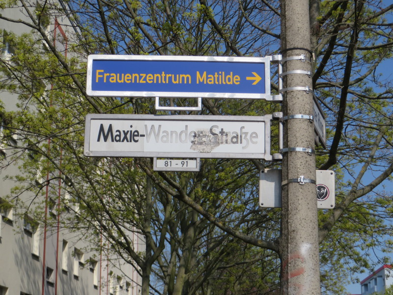 Straßenschild Maxie-Wander-Straße mit Hinweisschild Frauenzentrum Matilde