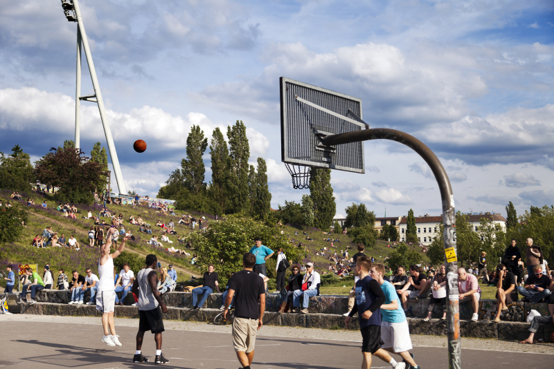 Basketballspieler im Mauerpark