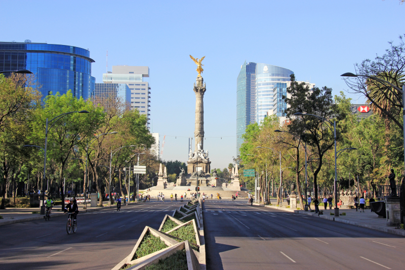 Mexiko-Stadt: Der Engel der Unabhängigkeit auf einem Kreisverkehr über dem Paseo de la Reforma in der Innenstadt von Mexiko-Stadt
