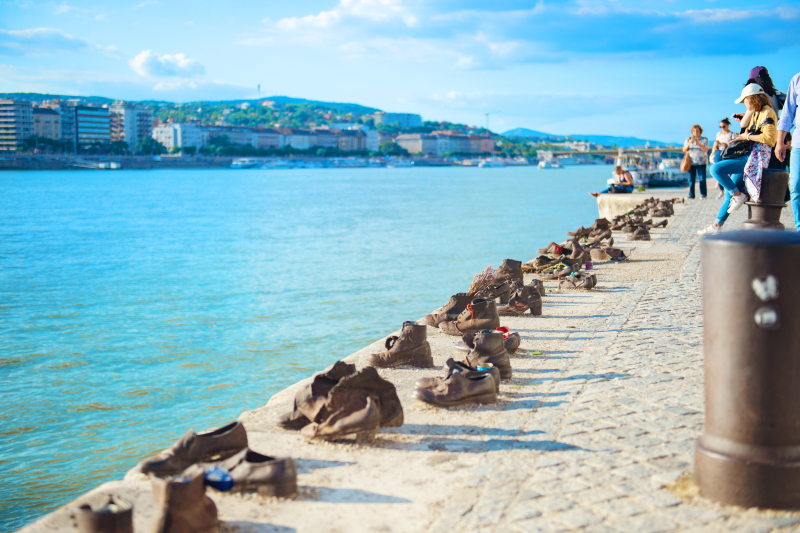Touristen fotografieren Schuhe am Donauufer