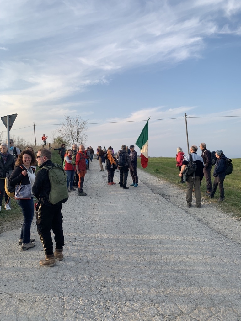 Mehrere Menschen bei der „Wanderung auf den Spuren der Partisanen“ in Albinea