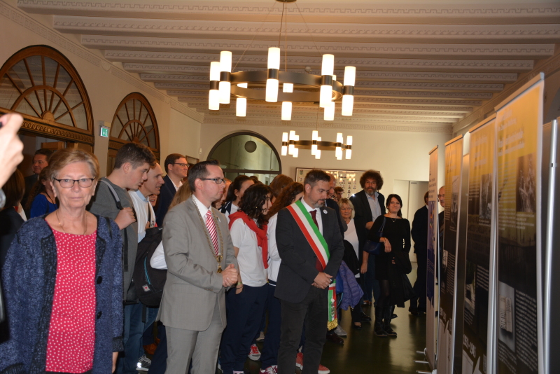 Bürgermeister Nico Giberti und Bezirksbürgermeister Oliver Igel bei der Ausstellungseröffnung zum 20jährigen Städtepartnerschaftsjubiläum 