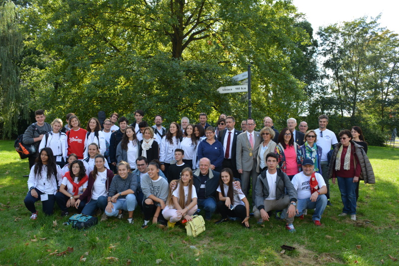 Gruppenbild der Delegation aus Albinea mit Bezirksbürgermeister Igel und BVV-Vorsteher Groos