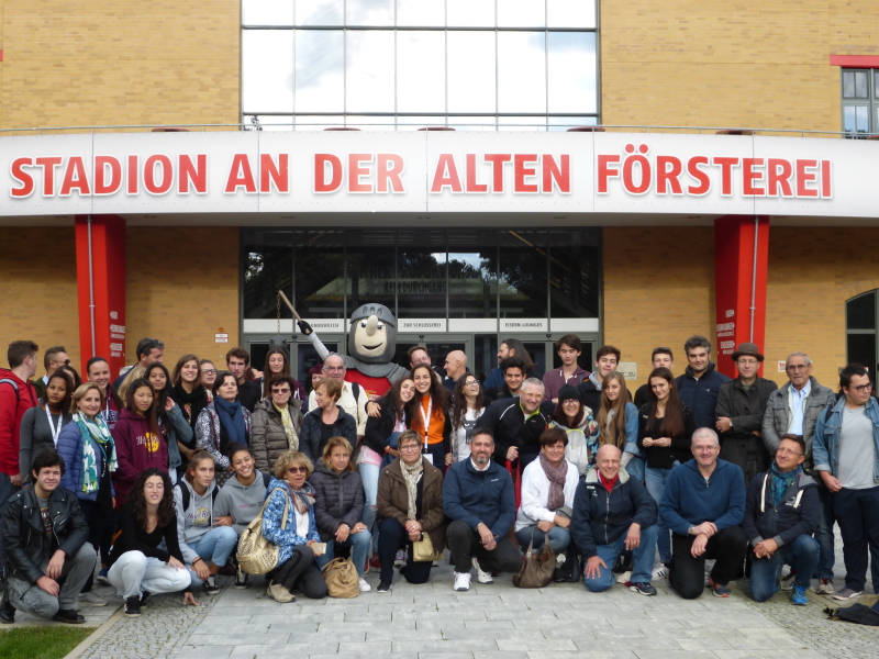 Gruppenbild der Delegation aus Albinea beim Besuch des Stadions An der alten Försterei