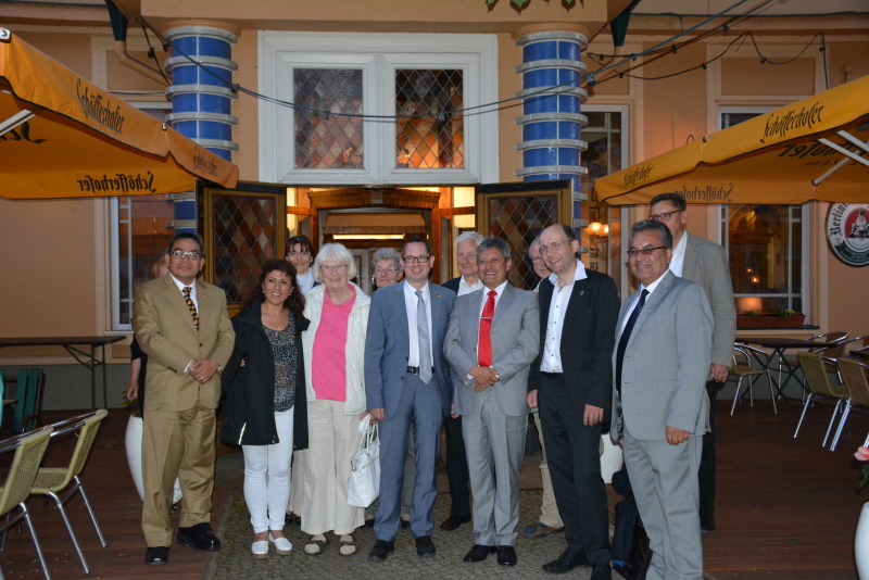 Gruppenbild der peruanischen Delegation mit Bezirksbürgermeister Igel, stellvertretendem Bezirksbürgermeister Klemm, BVV-Vorsteher Groos und der Städtepartnerschaftsbeauftragten Eichmann vor dem Bäustübl