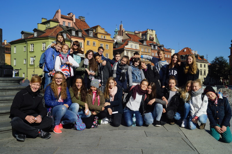 Gruppenfoto einer Schülergruppe in Warschau