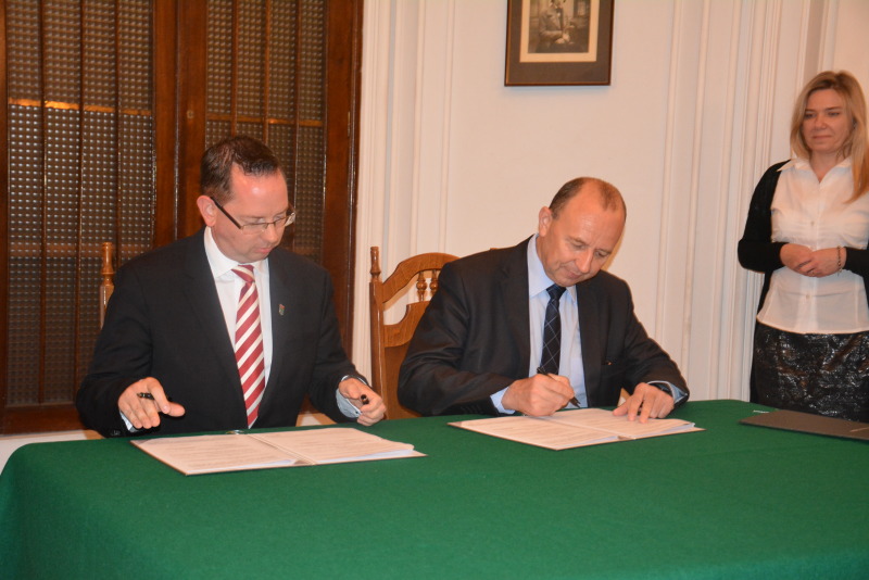 Bezirksbürgermeister Igel (li.) und sein Amtskollege aus Warschau-Mokotów, Bogdan Olesiński (r.), unterzeichnen das neue Partnerschaftsabkommen
