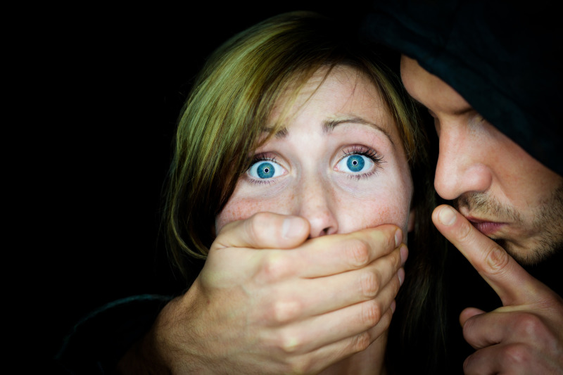 Angst – Ein Angreifer hält einer Frau den Mund zu
