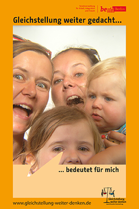 Ein Foto von zwei Frauen und zwei Kindern im Fotoboxrahmen