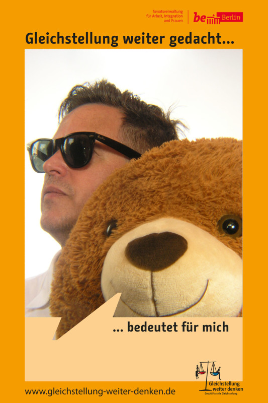 Mann mit Brille und Teddybär im Fotoboxrahmen Gleichstellung weiter gedacht bedeutet für mich