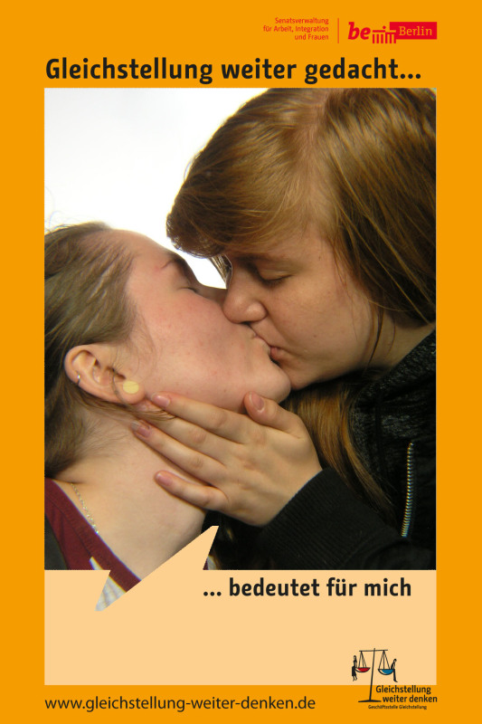 Zwei Frauen küssen sich im Fotoboxrahmen Gleichstellung weiter gedacht bedeutet für mich