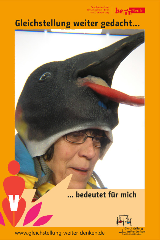 Frau mit Pinguinmaske im Fotoboxrahmen Gleichstellung weiter gedacht bedeutet für mich