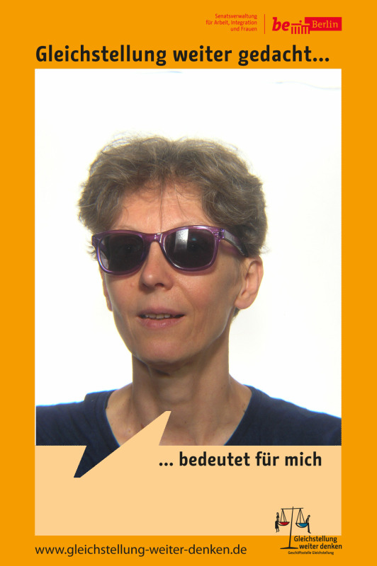 Frau mit Sonnenbrille im Fotoboxrahmen Gleichstellung weiter gedacht bedeutet für mich