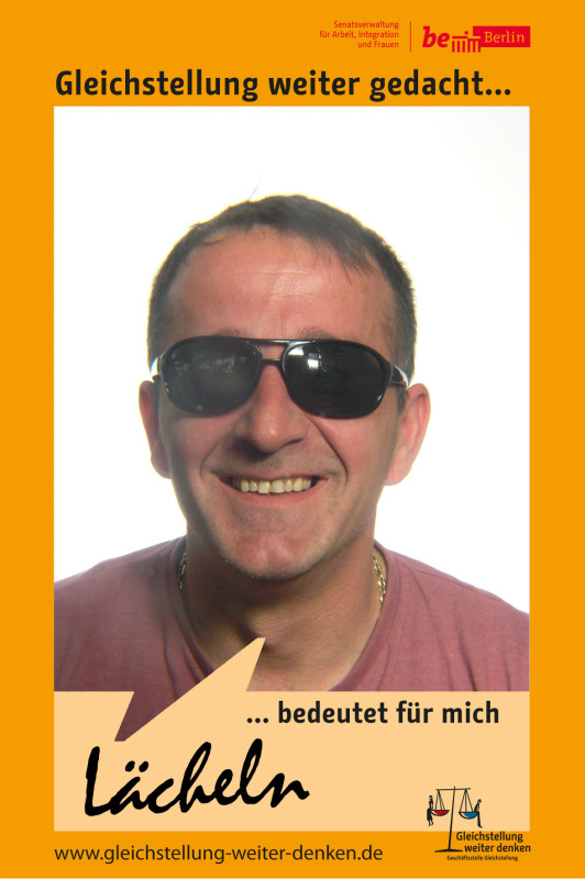 Ein Mann mit Brille im Fotoboxrahmen Gleichstellung weiter gedacht bedeutet für mich: "lächeln"