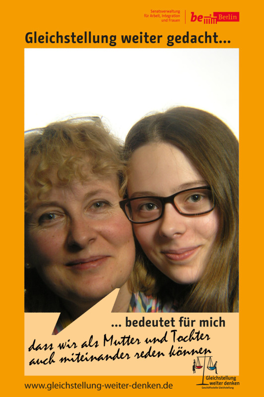 Eine Frau mit Tochter im Fotoboxrahmen Gleichstellung weiter gedacht bedeutet für mich: "dass wir als Mutter und Tochter auch miteinander reden können"