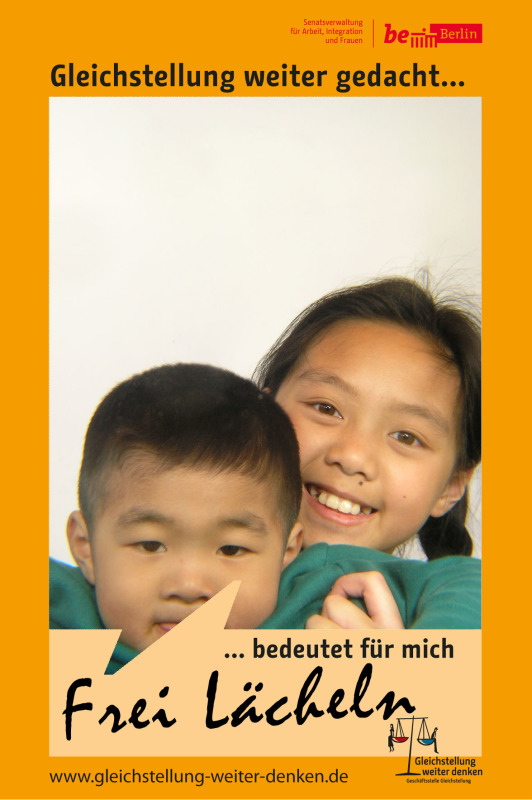 Zwei Kinder im Fotoboxrahmen Gleichstellung weiter gedacht bedeutet für mich: "Frei Lächeln"
