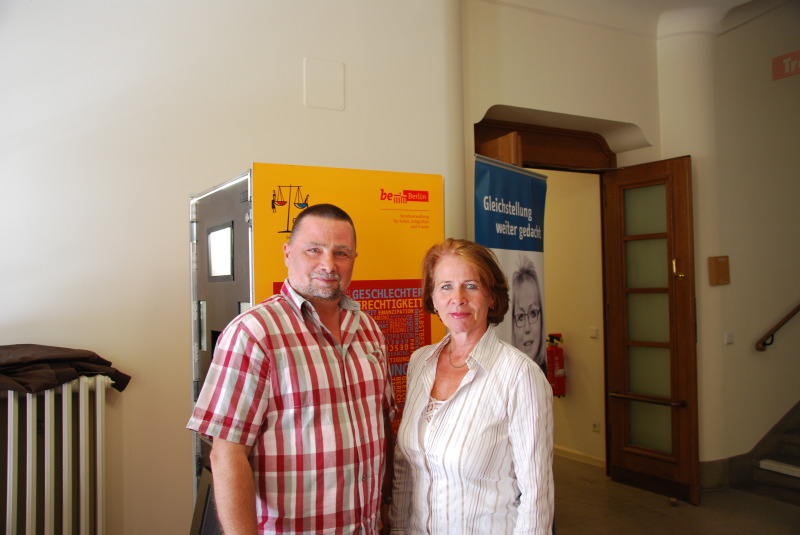 Knut Fischer und Liane Kock vor der Fotobox