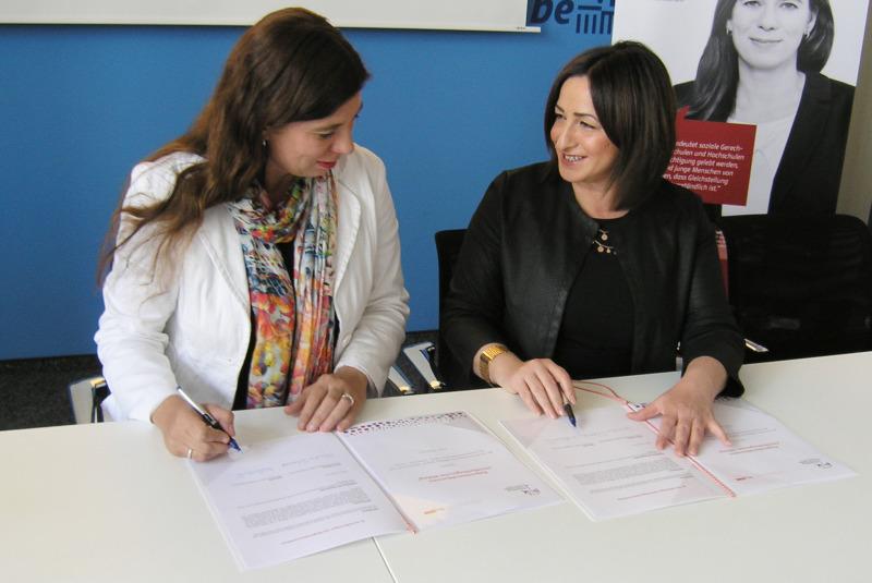 Frau Scheeres und Frau Kolat unterzeichnen die Kooperationsvereinbarung