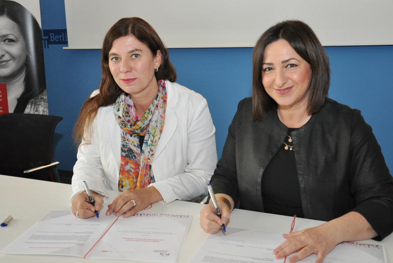 Frau Scheeres und Frau Kolat unterzeichnen die Kooperationsvereinbarung