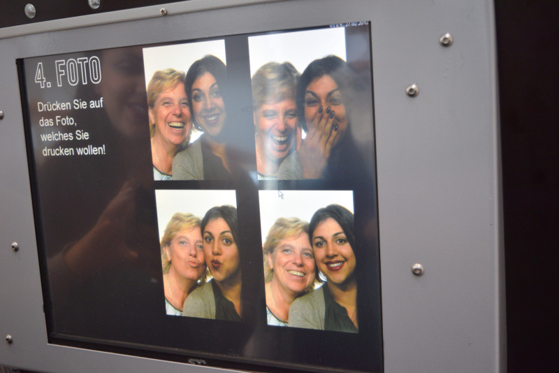 Fotobox-Bildschirm mit den Bildern der Gäste zu sehen
