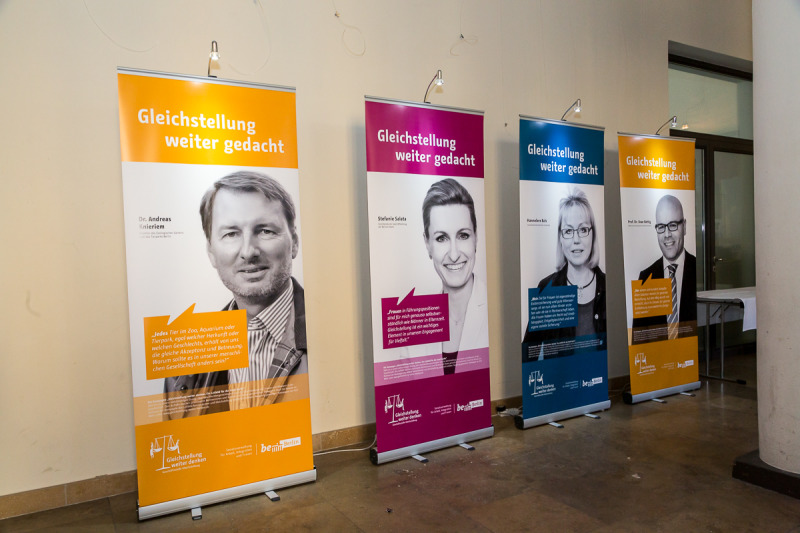 Plakate von Andreas Knieriem, Stefanie Salata, Hannelore Buls und Prof. Uwe Bettig