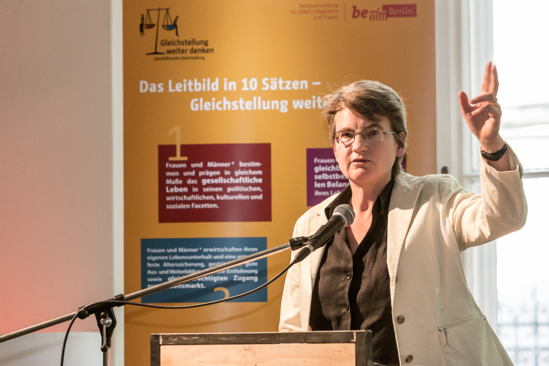 Dr. Gabriele Kämper hält ihren Vortrag, im Hintergrund die Übersichtstafel zu den Leitsätzen