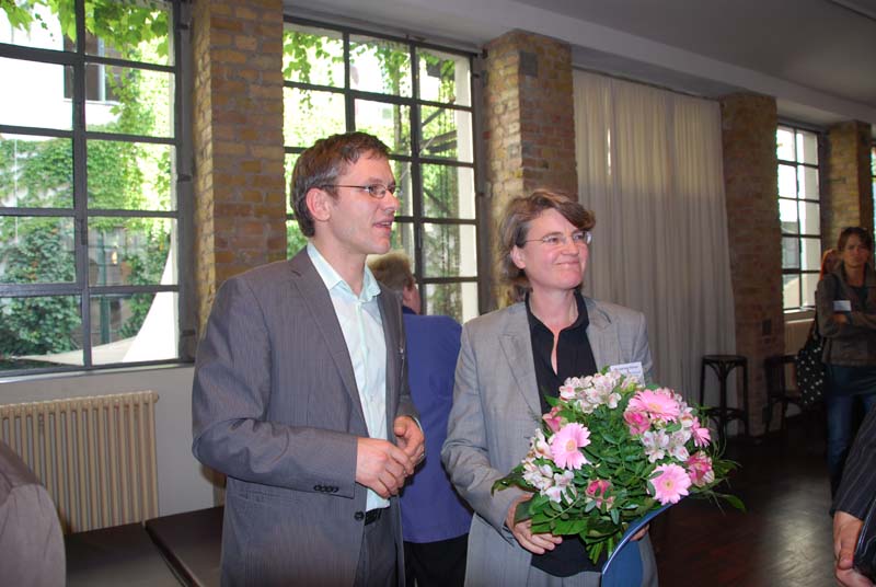 Dr. Gabriele Kämper mit Blumenstrauß