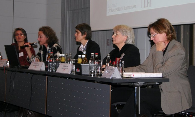 Podium der Tagung mit fünf Teilnehmerinnen