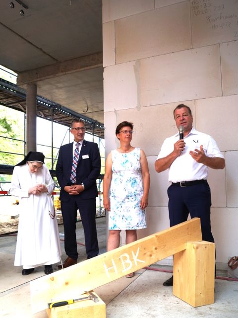 Richtfest und Grundsteinlegung in einem: Bezirksbürgermeister Frank Balzer, Diözesen-Caritas-Direktorin Prof.Ulrike Kostka, Caritas-Geschäftsführer Tobias Spychalski und Schwester Damiana (im Bild v.r.). (Bild: BA Reinickendorf)