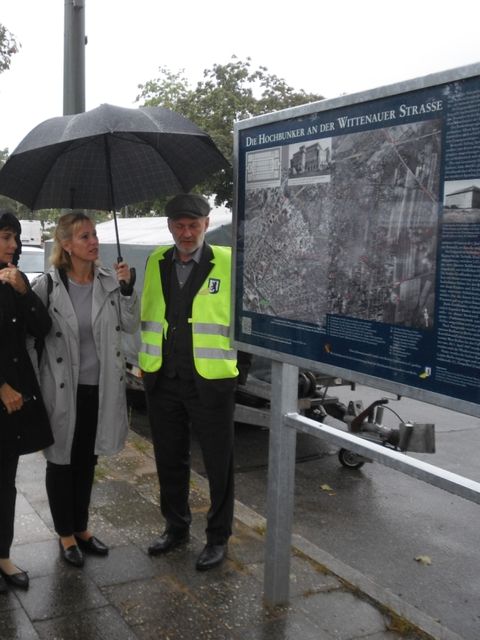 v.l.n.r.: Dr. Cornelia Gerner (Museum Reinickendorf), Katrin Schultze-Berndt (Bezirksstadträtin für Bauen, Bildung und Kultur), Dietmar Arnold (Verein Berliner Unterwelten) (Bild: BA Reinickendorf)