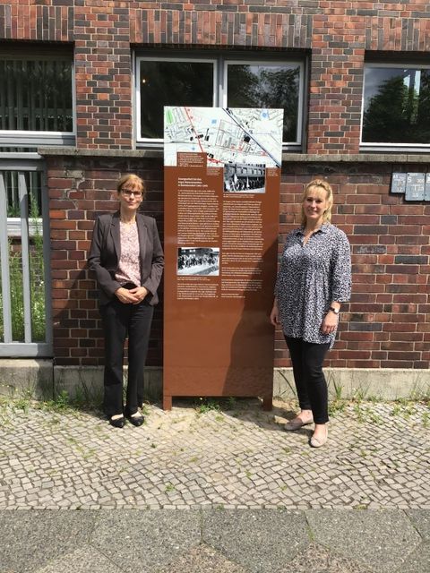 Kulturstadträtin Katrin Schultze-Berndt (CDU), re., weiht gemeinsam mit der Fachbereichsleiterin Dr. Cornelia Gerner, li., die Gedenkstele für Zwangsarbeiter in der Flottenstraße ein. (Bild: BA Reinickendorf)