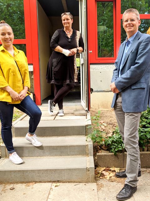 v.l.n.r.: Isabelle Cöp, langjährige Mitarbeiterin und comX Radio-Moderatorin, Beate Möller, Leiterin des comX, Jugendstadtrat Tobias Dollase (parteilos, für CDU) (Bild: BA Reinickendorf)