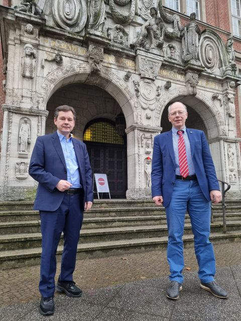 Reinickendorfs Bezirksbürgermeister Uwe Brockhausen (li.) und Glienickes Bürgermeister Dr. Hans-Günther Oberlack. (Bild: BA Reinickendorf)