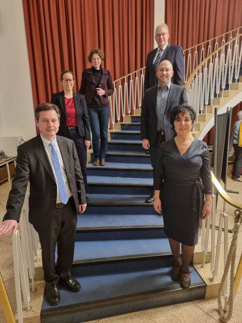 Das neue Bezirksamt: Uwe Brockhausen und Emine Demirbüken-Wegner (vorn), Julia Schrod-Thiel , Alexander Ewers (2. Reihe), Korinna Stephan, Harald Muschner (hinten) (Bild: BA Reinickendorf)