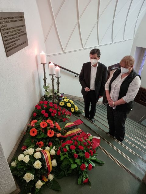 Bezirksbürgermeister Uwe Brockhausen und BVV-Vorsteherin Kerstin Köppen im stillen Gedenken. (Bild: BA Reinickendorf)