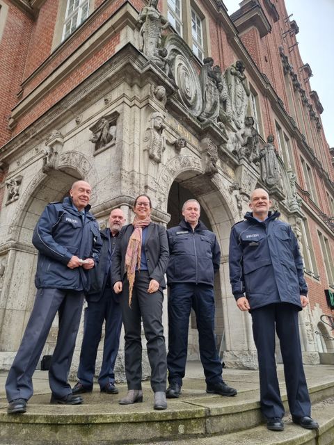 Polizeidirektor Ingo Rogge, Ordnungsamtsleiter Heino Berg, Bezirksstadträtin Julia Schrod-Thiel, Außendienstleiter Ronald Mikkeleitis und Polizeidirektor Dirk Würger vor dem Rathaus Reinickendorf (v.l.n.r.). (Bild: BA Reinickendorf)