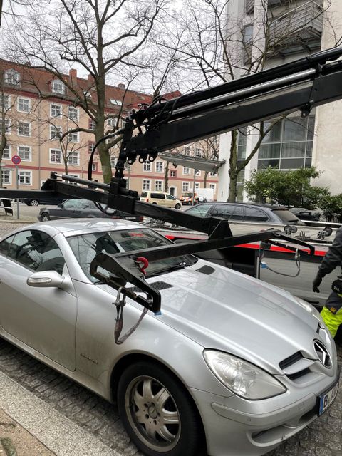 Umsetzung eines widerrechtlich abgestellten Fahrzeugs (Bild: BA Reinickendorf)