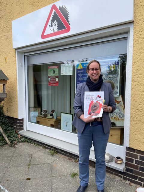 Bezirksstadträtin für Ordnungsangelegenheiten Julia Schrod-Thiel (CDU) vor dem vor der Hermsdorfer Station des Arbeitskreis Igelschutz Berlin (Bild: BA Reinickendorf)