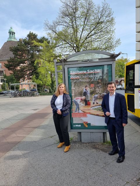 Bezirksbürgermeister Uwe Brockhausen (SPD) und Harriet Vahldieck, Regionalmanagerin Wall GmbH vor dem Plakat vom Frühjahrsputz am Rathaus Reinickendorf (Bild: BA Reinickendorf)