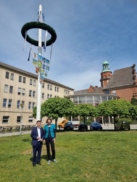 Bezirksbürgermeister Uwe Brockhausen (SPD) und Bezirksstadträtin Korinna Stephan (Bündnis 90/Die Grünen) vor dem Maibaum (Bild: BA Reinickendorf)