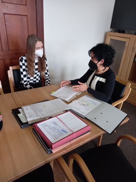 Bezirksstadträtin Emine Demirbüken-Wegner gibt der Teilnehmerin Einblicke in Ihren Arbeitsalltag (Bild: BA Reinickendorf)