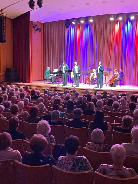 Voller Saal beim Konzert der "HauptstadtTenöre" im Ernst-Reuter-Saal (Bild: BA Reinickendorf)