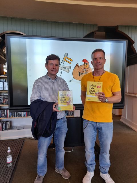 Bezirksbürgermeister Uwe Brockhausen (li.) hatte viel Freude an der Auftaktlesung von Ulrich Hub. (Bild: BA Reinickendorf)