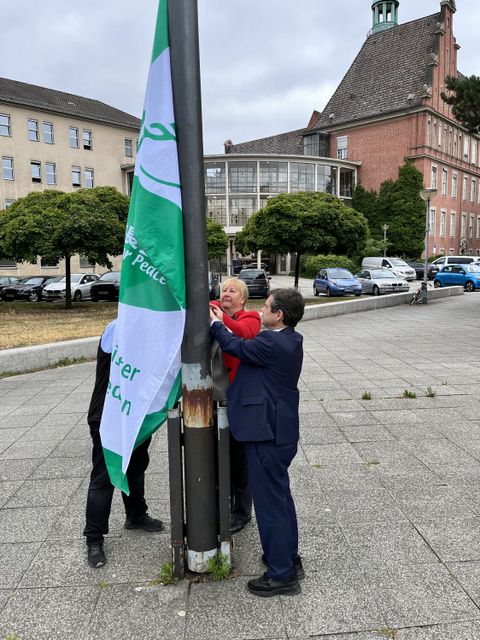 Vorsteherin der Bezirksverordnetenversammlung Kerstin Köppen (CDU) und Bezirksbürgermeister Uwe Brockhausen (SPD) hissen die „Mayors for Peace“ Flagge (Bild: BA Reinickendorf)
