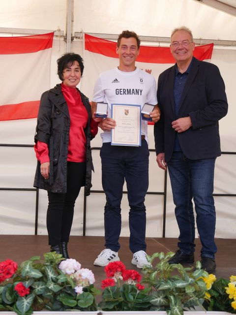 Olympiasegler Thomas Plößel in der Mitte bei der Ehrung durch die Stellvertretende Bezirksbürgermeisterin Emine Demirbüken-Wegner und Sportstadtrat Harald Muschner. (Bild: BA Reinickendorf)