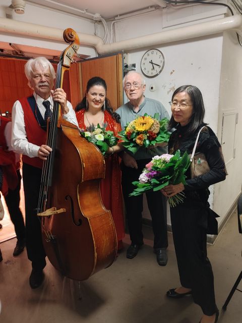Backstage - v.l.n.r.: Andreas Gritzka (Kontrabass), Kristina Gordadze (Sopranistin), MD Günter Krause (Dirigent) und Yukari Ishimoto (Dirigentin und Pianistin) (Bild: BA Reinickendorf)
